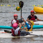 Kayak polo sur le lac saccharin pres du Rorota en Guyane Francaise (Remire Montjoly). Sport d'equipes avec ballon en Kayak. En exterieur. Terrain.