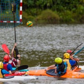 Kayak polo sur le lac saccharin pres du Rorota en Guyane Francaise (Remire Montjoly). Sport d'equipes avec ballon en Kayak. En exterieur. Terrain.