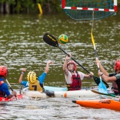 Kayak polo sur le lac saccharin pres du Rorota en Guyane Francaise (Remire Montjoly). Sport d'equipes avec ballon en Kayak. En exterieur. Terrain.