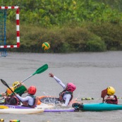 Kayak polo sur le lac saccharin pres du Rorota en Guyane Francaise (Remire Montjoly). Sport d'equipes avec ballon en Kayak. En exterieur. Terrain.