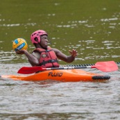 Kayak polo sur le lac saccharin pres du Rorota en Guyane Francaise (Remire Montjoly). Sport d'equipes avec ballon en Kayak. En exterieur. Terrain.