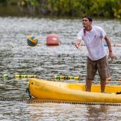 Kayak polo sur le lac saccharin pres du Rorota en Guyane Francaise (Remire Montjoly). Sport d'equipes avec ballon en Kayak. En exterieur. Terrain.