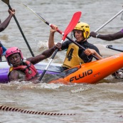 Kayak polo sur le lac saccharin pres du Rorota en Guyane Francaise (Remire Montjoly). Sport d'equipes avec ballon en Kayak. En exterieur. Terrain.