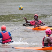 Kayak polo sur le lac saccharin pres du Rorota en Guyane Francaise (Remire Montjoly). Sport d'equipes avec ballon en Kayak. En exterieur. Terrain.