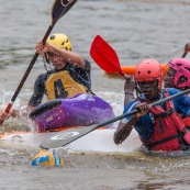 Kayak polo sur le lac saccharin pres du Rorota en Guyane Francaise (Remire Montjoly). Sport d'equipes avec ballon en Kayak. En exterieur. Terrain.