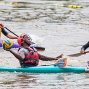 Kayak polo sur le lac saccharin pres du Rorota en Guyane Francaise (Remire Montjoly). Sport d'equipes avec ballon en Kayak. En exterieur. Terrain.