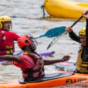 Kayak polo sur le lac saccharin pres du Rorota en Guyane Francaise (Remire Montjoly). Sport d'equipes avec ballon en Kayak. En exterieur. Terrain.