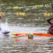 Kayak polo sur le lac saccharin pres du Rorota en Guyane Francaise (Remire Montjoly). Sport d'equipes avec ballon en Kayak. En exterieur. Terrain.