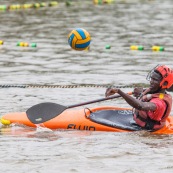 Kayak polo sur le lac saccharin pres du Rorota en Guyane Francaise (Remire Montjoly). Sport d'equipes avec ballon en Kayak. En exterieur. Terrain.