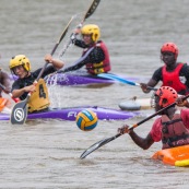 Kayak polo sur le lac saccharin pres du Rorota en Guyane Francaise (Remire Montjoly). Sport d'equipes avec ballon en Kayak. En exterieur. Terrain.