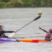 Kayak polo sur le lac saccharin pres du Rorota en Guyane Francaise (Remire Montjoly). Sport d'equipes avec ballon en Kayak. En exterieur. Terrain.