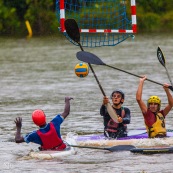 Kayak polo sur le lac saccharin pres du Rorota en Guyane Francaise (Remire Montjoly). Sport d'equipes avec ballon en Kayak. En exterieur. Terrain.