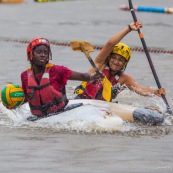 Kayak polo sur le lac saccharin pres du Rorota en Guyane Francaise (Remire Montjoly). Sport d'equipes avec ballon en Kayak. En exterieur. Terrain.