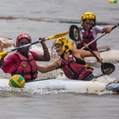 Kayak polo sur le lac saccharin pres du Rorota en Guyane Francaise (Remire Montjoly). Sport d'equipes avec ballon en Kayak. En exterieur. Terrain.