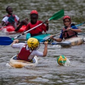 Kayak polo sur le lac saccharin pres du Rorota en Guyane Francaise (Remire Montjoly). Sport d'equipes avec ballon en Kayak. En exterieur. Terrain.