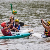 Kayak polo sur le lac saccharin pres du Rorota en Guyane Francaise (Remire Montjoly). Sport d'equipes avec ballon en Kayak. En exterieur. Terrain.