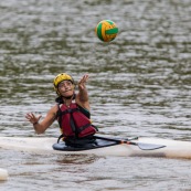 Kayak polo sur le lac saccharin pres du Rorota en Guyane Francaise (Remire Montjoly). Sport d'equipes avec ballon en Kayak. En exterieur. Terrain.