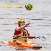 Kayak polo sur le lac saccharin pres du Rorota en Guyane Francaise (Remire Montjoly). Sport d'equipes avec ballon en Kayak. En exterieur. Terrain.