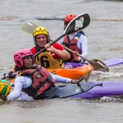 Kayak polo sur le lac saccharin pres du Rorota en Guyane Francaise (Remire Montjoly). Sport d'equipes avec ballon en Kayak. En exterieur. Terrain.