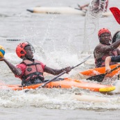 Kayak polo sur le lac saccharin pres du Rorota en Guyane Francaise (Remire Montjoly). Sport d'equipes avec ballon en Kayak. En exterieur. Terrain.