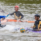 Kayak polo sur le lac saccharin pres du Rorota en Guyane Francaise (Remire Montjoly). Sport d'equipes avec ballon en Kayak. En exterieur. Terrain.