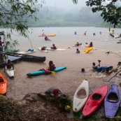 Kayak polo sur le lac saccharin pres du Rorota en Guyane Francaise (Remire Montjoly). Sport d'equipes avec ballon en Kayak. En exterieur. Terrain.