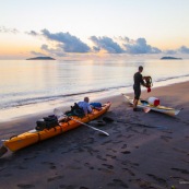 Kayak de mer en Guyane. Depart depuis la plage de Remire Montjoly pour rejoindre les iles du salut a la rame. Arret aux ilets Dupont a Cayenne, puis a l'ilet de l'enfant perdu. Depart au lever du soleil.