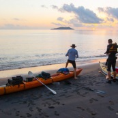 Kayak de mer en Guyane. Depart depuis la plage de Remire Montjoly pour rejoindre les iles du salut a la rame. Arret aux ilets Dupont a Cayenne, puis a l'ilet de l'enfant perdu. Depart au lever du soleil.