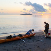 Kayak de mer en Guyane. Depart depuis la plage de Remire Montjoly pour rejoindre les iles du salut a la rame. Arret aux ilets Dupont a Cayenne, puis a l'ilet de l'enfant perdu. Depart au lever du soleil.