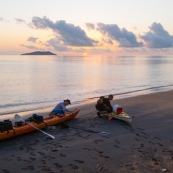 Kayak de mer en Guyane. Depart depuis la plage de Remire Montjoly pour rejoindre les iles du salut a la rame. Arret aux ilets Dupont a Cayenne, puis a l'ilet de l'enfant perdu. Depart au lever du soleil.