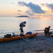 Kayak de mer en Guyane. Depart depuis la plage de Remire Montjoly pour rejoindre les iles du salut a la rame. Arret aux ilets Dupont a Cayenne, puis a l'ilet de l'enfant perdu. Depart au lever du soleil.