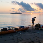 Kayak de mer en Guyane. Depart depuis la plage de Remire Montjoly pour rejoindre les iles du salut a la rame. Arret aux ilets Dupont a Cayenne, puis a l'ilet de l'enfant perdu. Depart au lever du soleil.