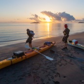 Kayak de mer en Guyane. Depart depuis la plage de Remire Montjoly pour rejoindre les iles du salut a la rame. Arret aux ilets Dupont a Cayenne, puis a l'ilet de l'enfant perdu. Depart au lever du soleil.