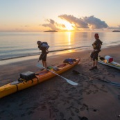 Kayak de mer en Guyane. Depart depuis la plage de Remire Montjoly pour rejoindre les iles du salut a la rame. Arret aux ilets Dupont a Cayenne, puis a l'ilet de l'enfant perdu. Depart au lever du soleil.