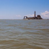 Kayak de mer en Guyane. Depart depuis la plage de Remire Montjoly pour rejoindre les iles du salut a la rame. Arret aux ilets Dupont a Cayenne, puis a l'ilet de l'enfant perdu. Depart au lever du soleil.  Phare de l'ilet L'Enfant Perdu.