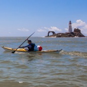 Kayak de mer en Guyane. Depart depuis la plage de Remire Montjoly pour rejoindre les iles du salut a la rame. Arret aux ilets Dupont a Cayenne, puis a l'ilet de l'enfant perdu. Depart au lever du soleil.  Phare de l'ilet L'Enfant Perdu.