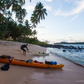 Kayak de mer en Guyane. Depart depuis la plage de Remire Montjoly pour rejoindre les iles du salut a la rame. Arret aux ilets Dupont a Cayenne, puis a l'ilet de l'enfant perdu. Depart au lever du soleil. Arrivee sur l'ile saint Joseph au coucher du soleil.