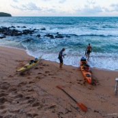 Kayak de mer en Guyane. Depart depuis la plage de Remire Montjoly pour rejoindre les iles du salut a la rame. Arrivee sur l'ile saint Joseph au coucher du soleil après une longue traversée.