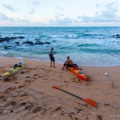 Kayak de mer en Guyane. Depart depuis la plage de Remire Montjoly pour rejoindre les iles du salut a la rame. Arret aux ilets Dupont a Cayenne, puis a l'ilet de l'enfant perdu. Depart au lever du soleil. Arrivee sur l'ile saint Joseph au coucher du soleil.