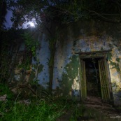 Guyane. Vestiges du bagne. Iles du salut. Ruines, cellules, prison, nature ayant repris ses droits. De nuit. Sur l'ile saint joseph.