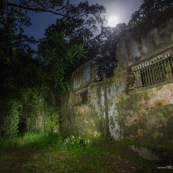 Guyane. Vestiges du bagne. Iles du salut. Ruines, cellules, prison, nature ayant repris ses droits. De nuit. Sur l'ile saint joseph.