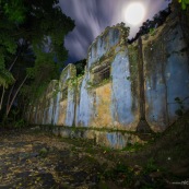 Guyane. Vestiges du bagne. Iles du salut. Ruines, cellules, prison, nature ayant repris ses droits. De nuit. Sur l'ile saint joseph.