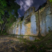 Guyane. Vestiges du bagne. Iles du salut. Ruines, cellules, prison, nature ayant repris ses droits. De nuit. Sur l'ile saint joseph.
