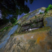 Guyane. Vestiges du bagne. Iles du salut. Ruines, cellules, prison, nature ayant repris ses droits. De nuit. Sur l'ile saint joseph.