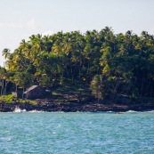 Guyane. Vestiges du bagne. Iles du salut. Ile du diable : vue sur la maison cellule prison ayant heberge Alfred Dreyfus.  Au lon, kayak de mer devant les vestiges.