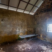 Guyane. Vestiges du bagne. Iles du salut. Ile du diable : vue sur la maison cellule prison ayant heberge Alfred Dreyfus.  Vestiges.  Interieur et exterieur.