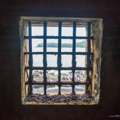 Guyane. Vestiges du bagne. Iles du salut. Ile du diable : vue sur la maison cellule prison ayant heberge Alfred Dreyfus.  Vestiges.  Interieur et exterieur. Vu depuis l'interieur, fenetre donnant sur l'ile saint joseph.