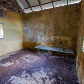 Guyane. Vestiges du bagne. Iles du salut. Ile du diable : vue sur la maison cellule prison ayant heberge Alfred Dreyfus.  Vestiges.  Interieur et exterieur.