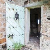 Guyane. Vestiges du bagne. Iles du salut. Ile du diable : vue sur la maison cellule prison ayant heberge Alfred Dreyfus.  Vestiges.  Interieur et exterieur.