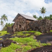 Guyane. Vestiges du bagne. Iles du salut. Ile du diable : vue sur la maison cellule prison ayant heberge Alfred Dreyfus.  Vestiges.  Interieur et exterieur.